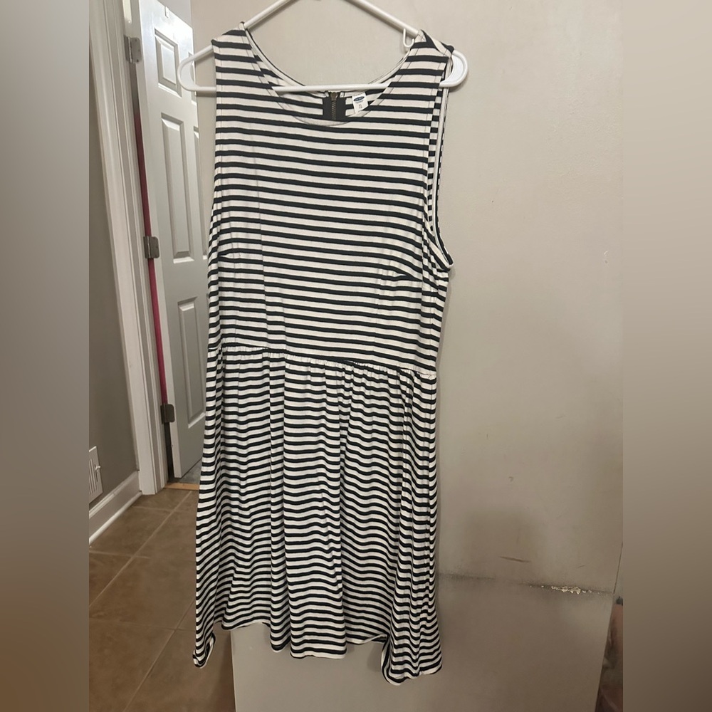 Old Navy Black and White Sleeveless Midi Sundress